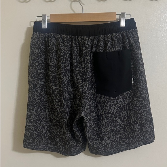 EUC Vuori Men’s Kore 8” Shorts Grey Black Digital Medium - Picture 3 of 5